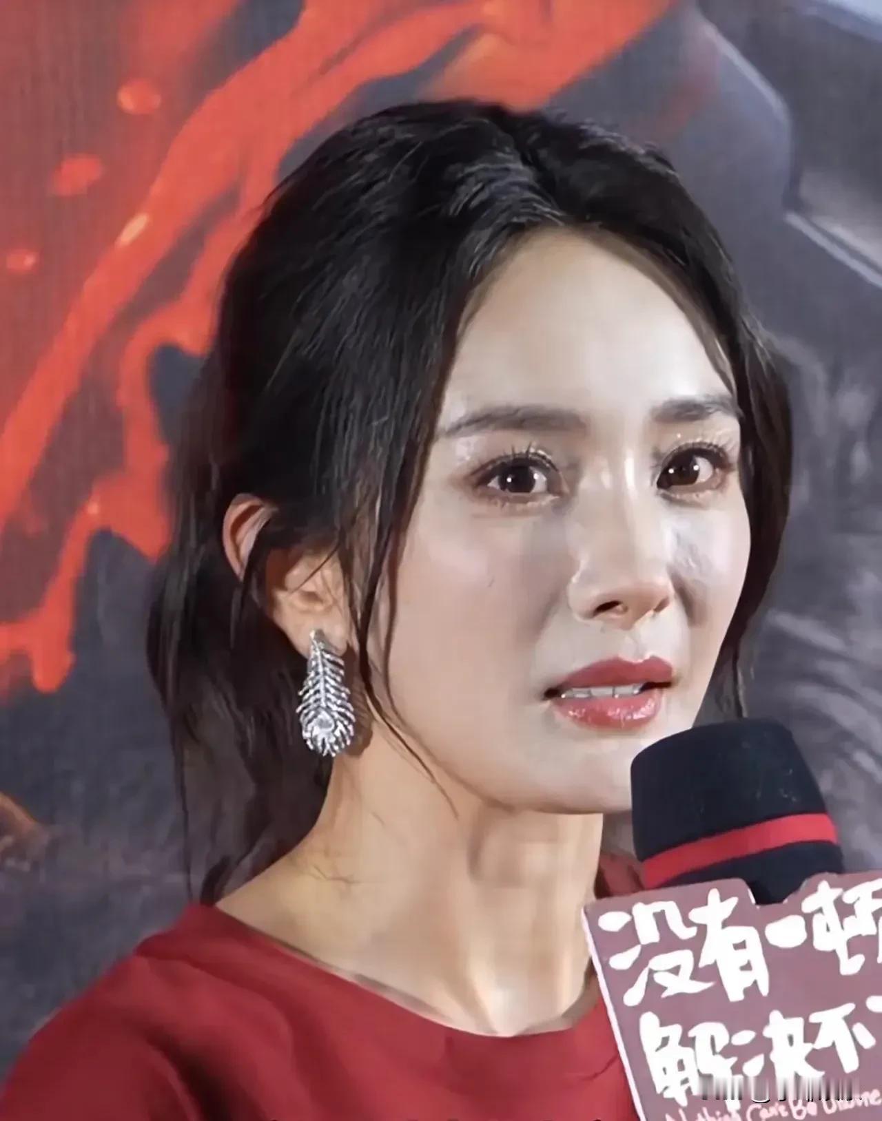 杨幂的高清生图，真的老了很多，法令纹明显。她可能是太瘦的缘故，生图不尽人意。仔细