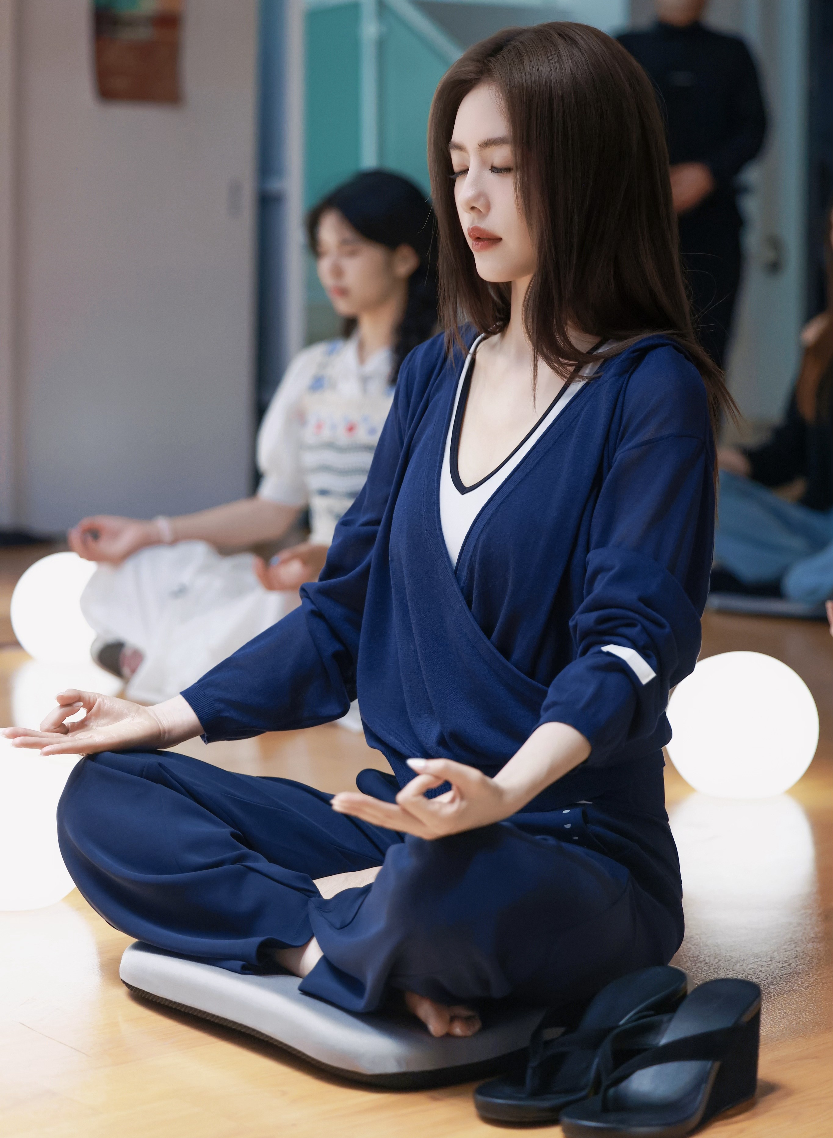 井柏然蔡文静同框蔡文静[超话] 蔡文静的黑色人字拖高跟凉拖[舔屏][爱慕] ​​