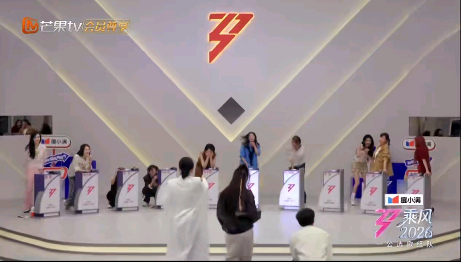 孙怡向乌兰图雅求婚孙怡被乌兰图雅笑到虔诚拜三拜乘风2026孙怡这波“拜三拜”是被