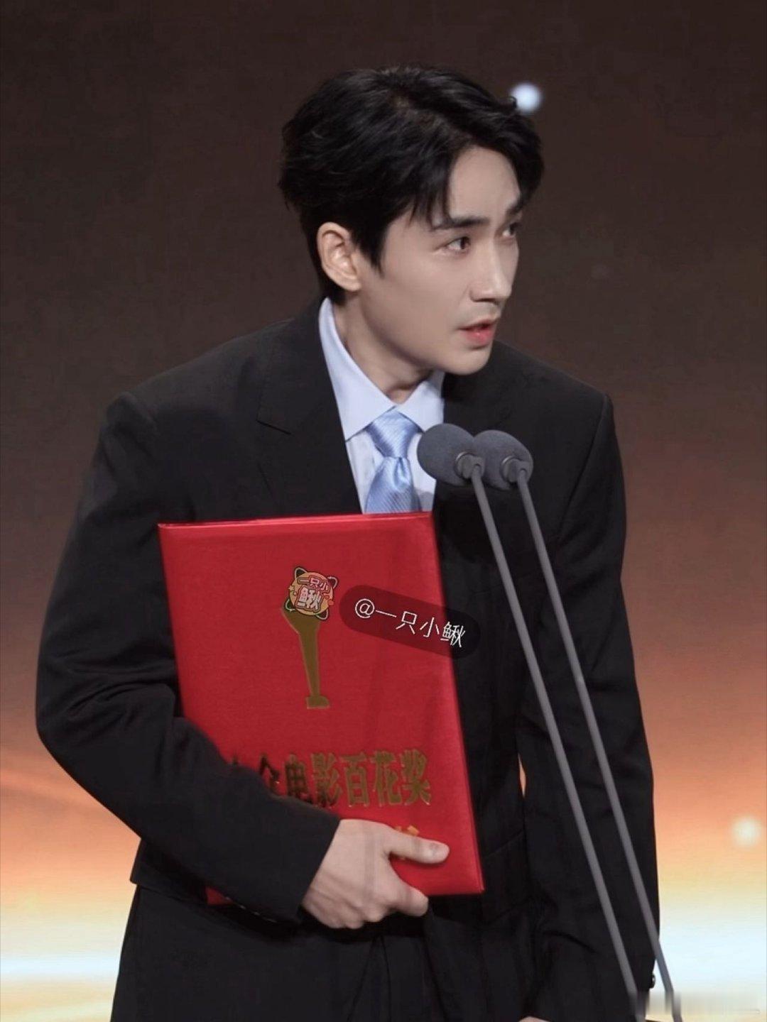 朱一龙黑西装蓝领带朱一龙亮相百花奖提名表彰仪式状态绝佳，由内而外尽显顶级演员的独