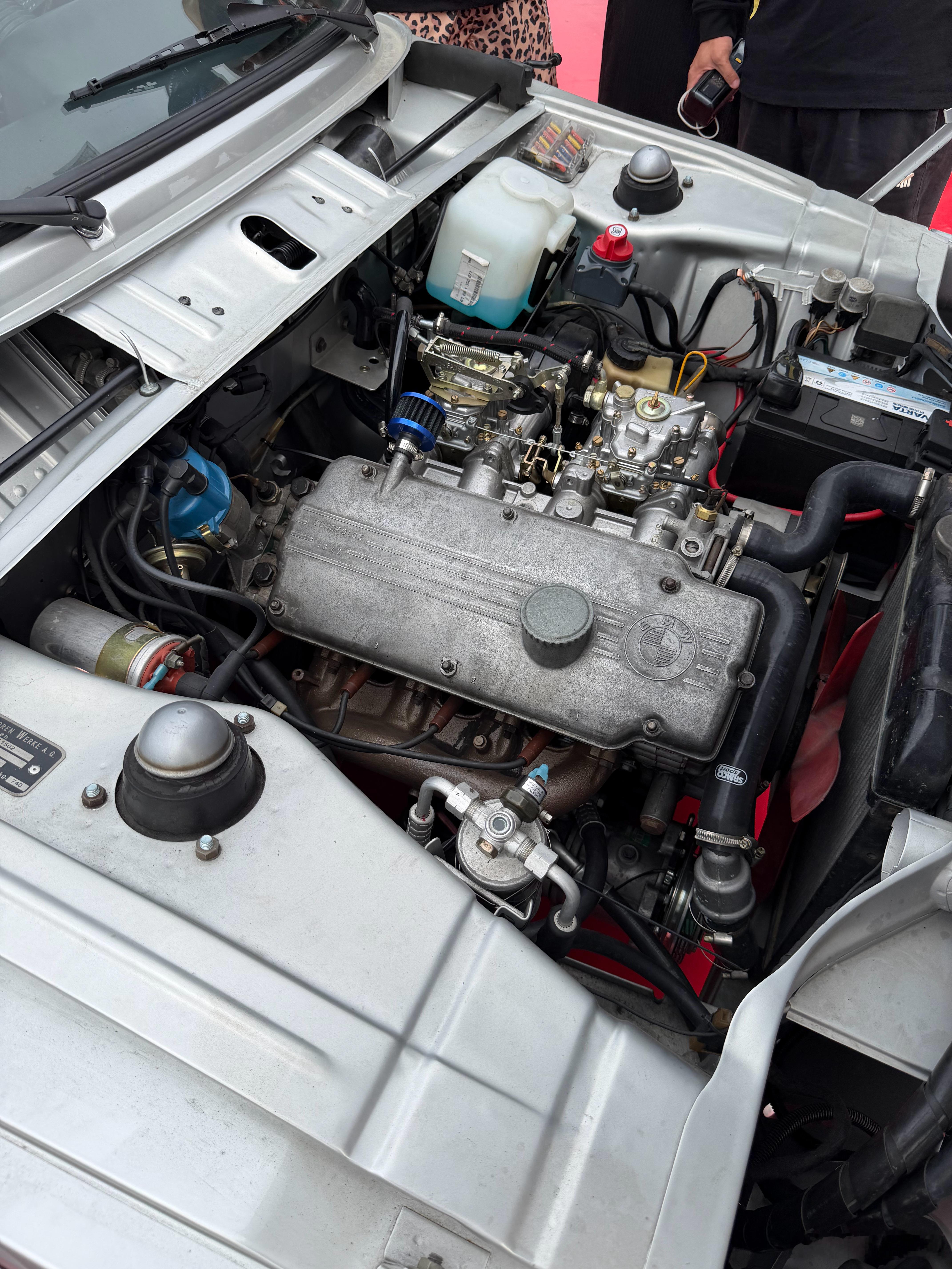 有没有大神能猜出这是宝马哪款车？提示：机盖向前翻，肯定是老车哦我和汽车的日常 ​