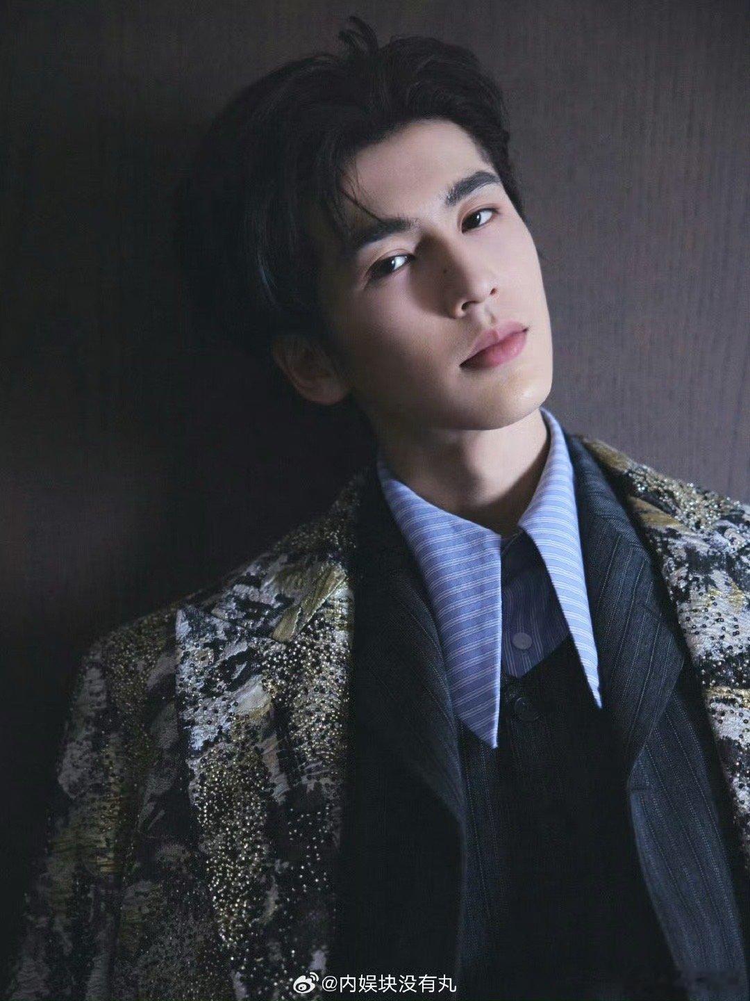 张凌赫红毯拿了张工的帽子从电网理想照进红毯！安全帽被他拍出时尚大片感，“工地走秀