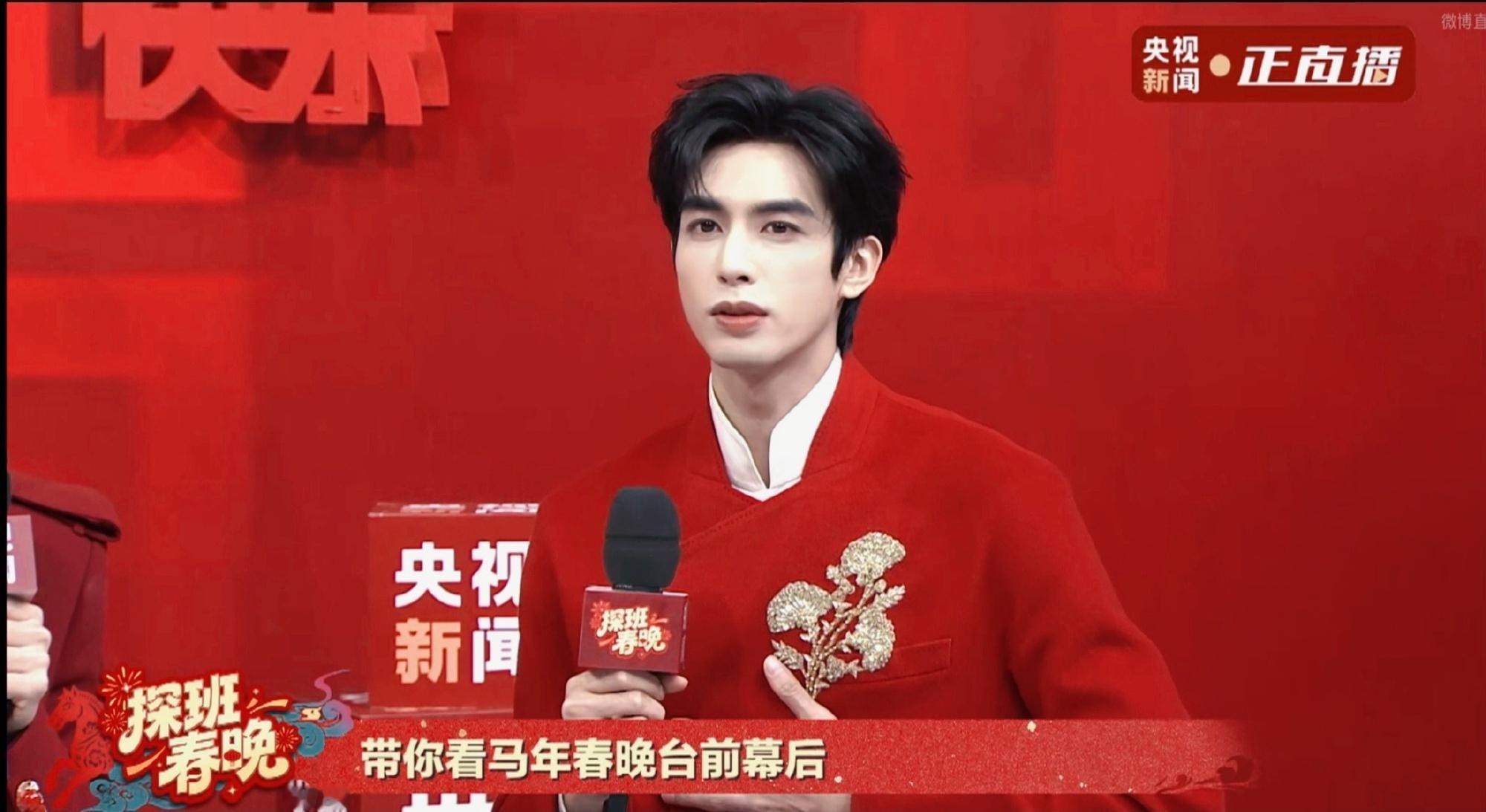 宋威龙春晚红衣造型惊艳全场，挺拔身形搭配俊朗五官，喜庆又帅气，网友直呼这就是新郎