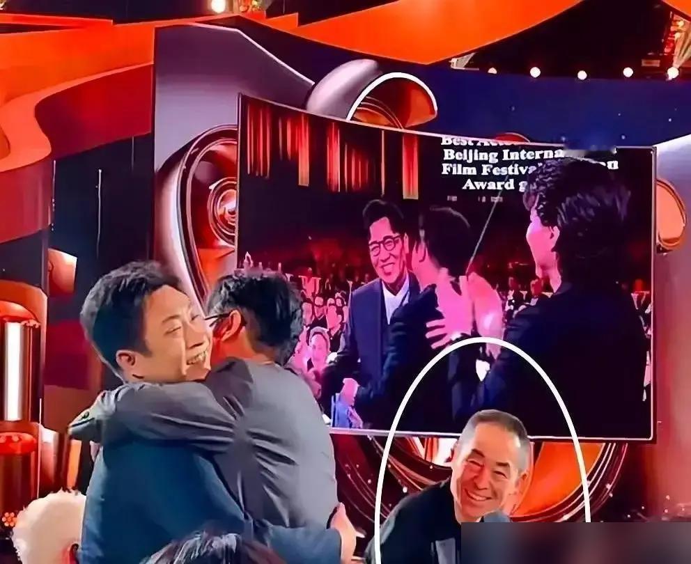 张艺谋当众拍板：于和伟是中国最顶级演员，把之一给我去掉！
你以为这是新王登基？