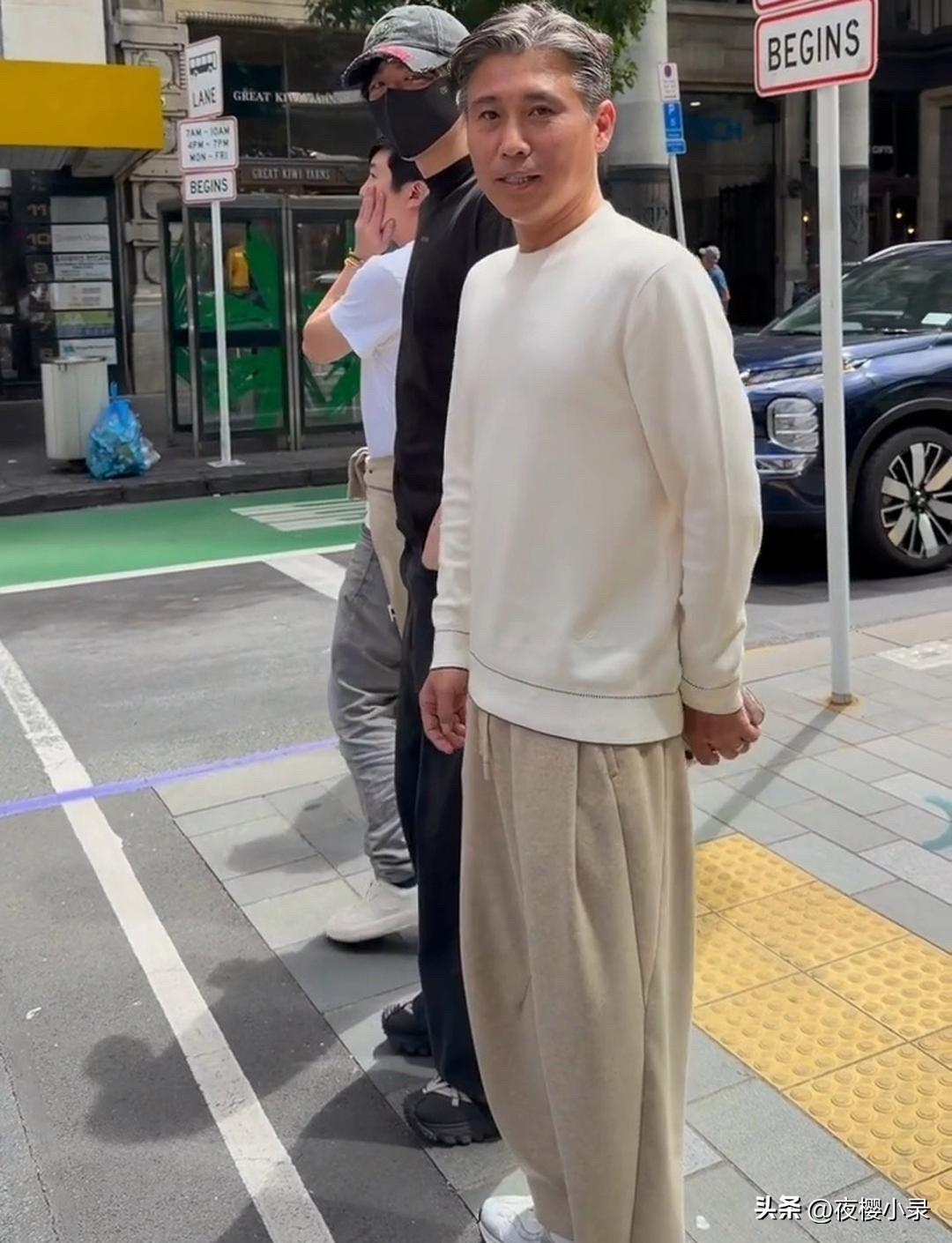 51岁李乃文在新西兰街边被偶遇，他打扮休闲，头发花白，老了好多啊！[灵光一闪][