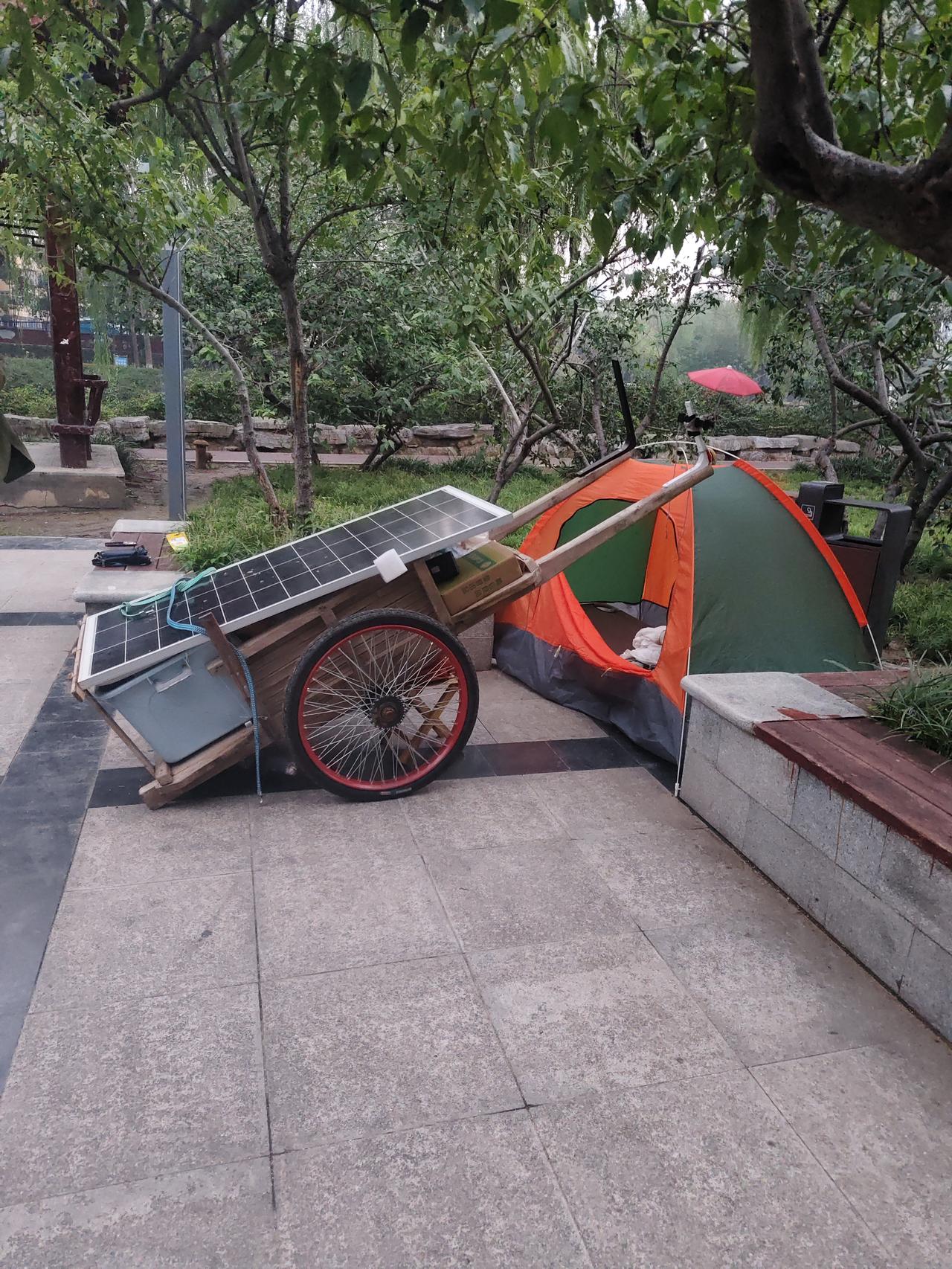 拉架子车徒步到南街村了
四大村之一的南街村
作为河南人我很自豪
从我小时候就特别
