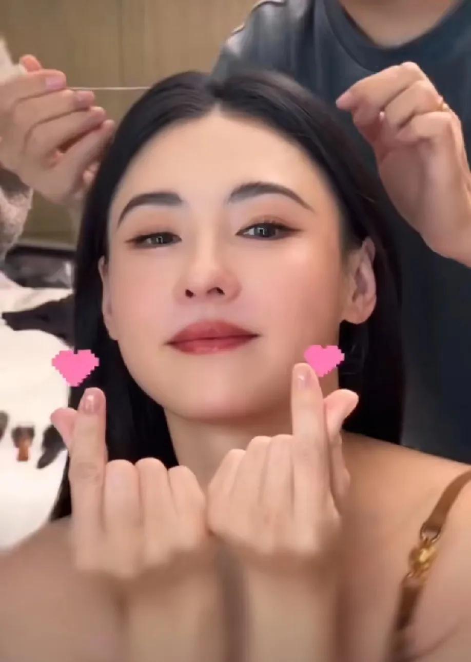 张柏芝大儿子谢振轩18岁了，张柏芝一身粉嫩打扮带两个儿子餐厅庆生，三人坐车来到餐