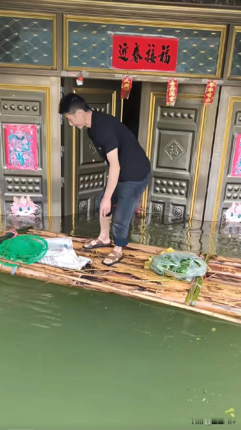 买菜回来了，来来来，上二楼烧菜，关门表示这房子有主，防止鱼群进去安
不会划船，那