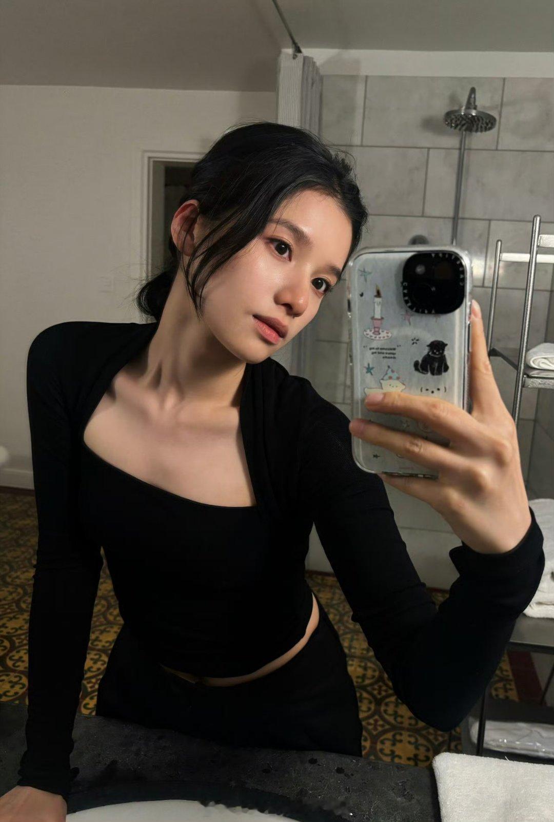 张婧仪 建模怪对镜拍完全就是随手一拍的程度，此女太伟大了。 
