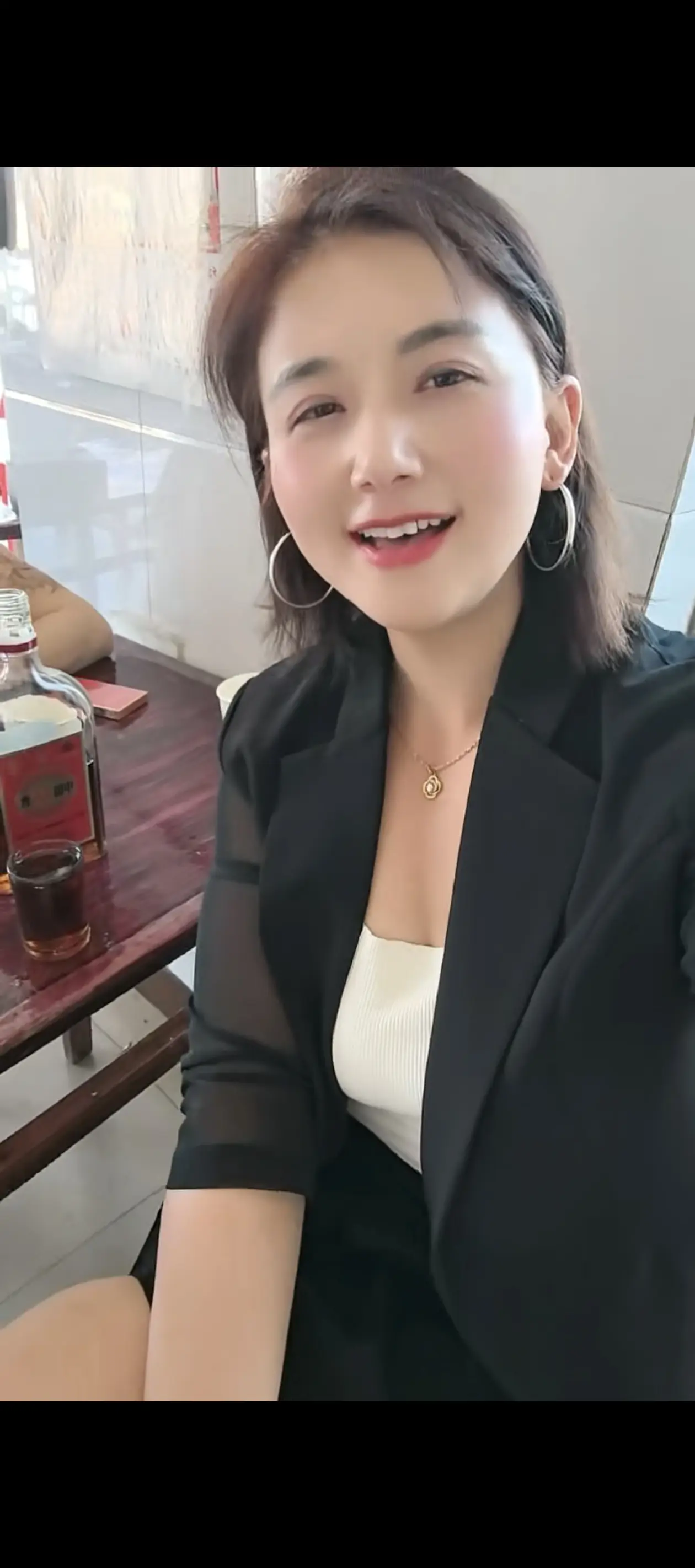我问酒，为何而来，酒说，知你心中苦，懂你心中痛，心说，情动心就痛，心也...