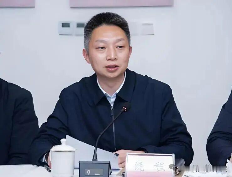 从崇州到交投集团，饶程的新位置还没坐热，就选择了主动投案，还是颇让人意外的。饶程