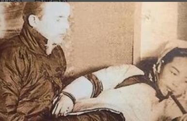 1938年一天夜里，日本特务葛海禄在追击东北抗日联军时突然性瘾大发，便偷偷从样子