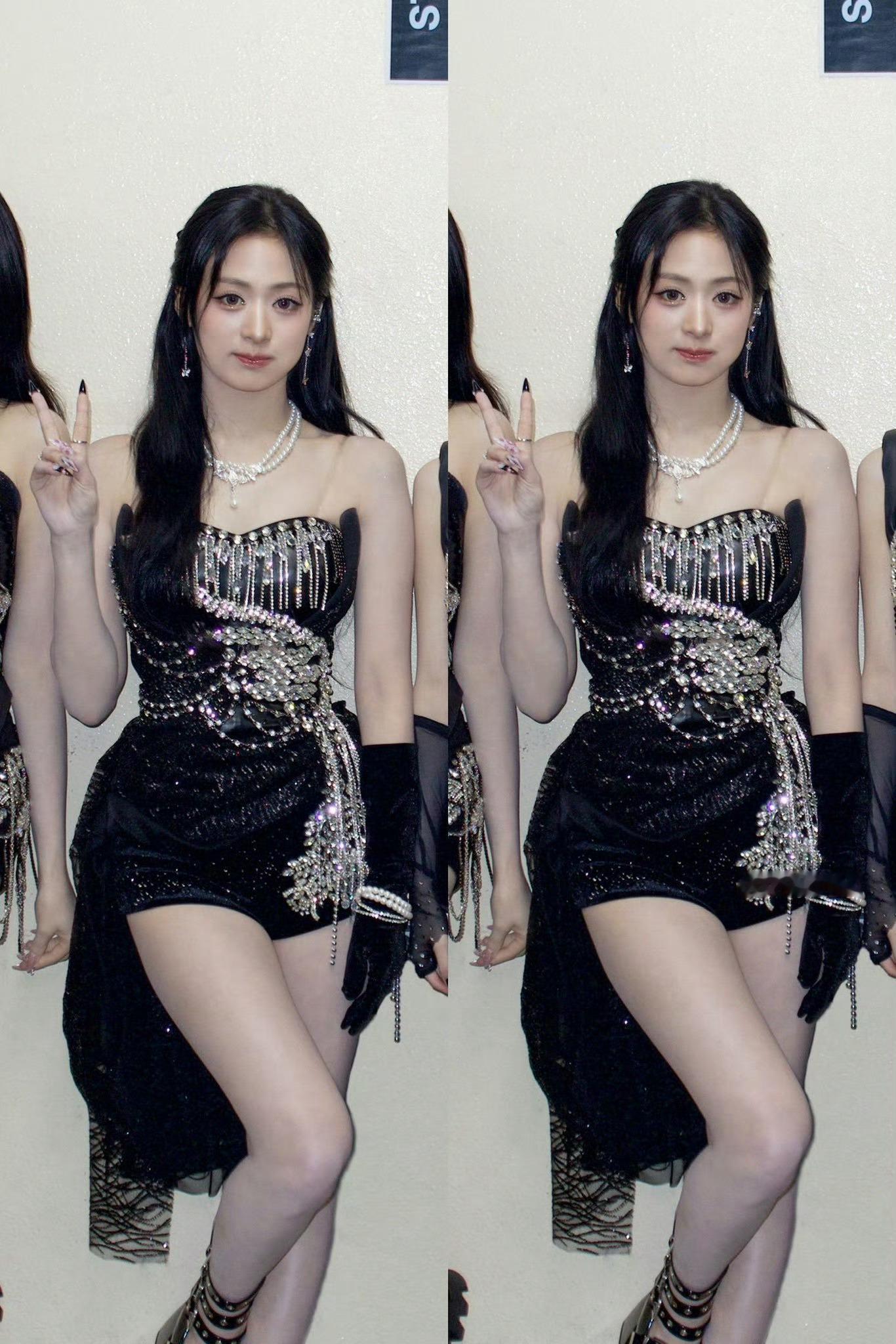 yg你们在表演完知道加透明肩带了？还是说这是我女儿自己发现衣服不合适自己加的 