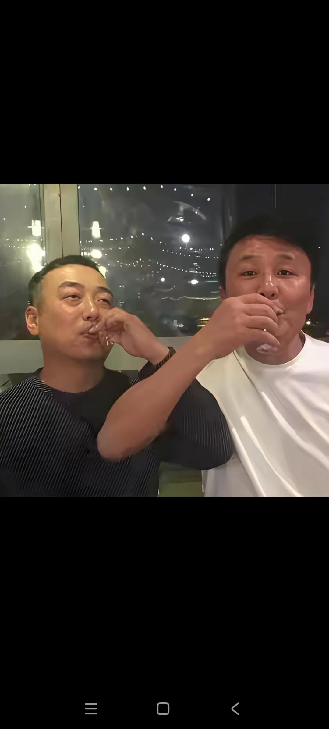 看着下图里这两人把酒闲谈的画面，再聊威海乒乓基地的事，心里挺感慨。有人说基地年年