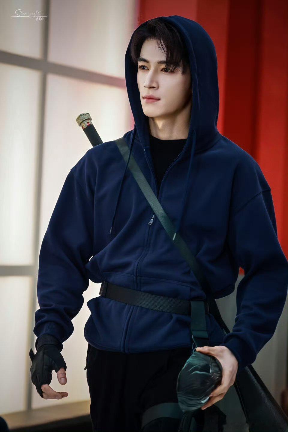 王星越cos张起灵王星越cos张起灵也太贴了吧！那清冷劲儿拿捏得死死的，墨镜一戴