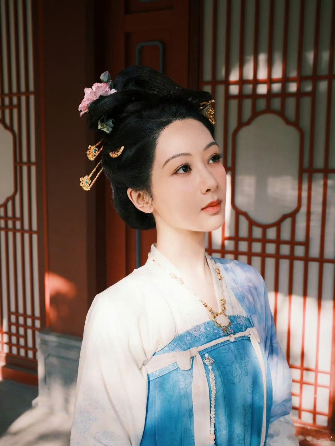 李现发了三张杨紫 李现合作了那么多女艺人，跟紫妹气场是最合的，也确实是他的贵人了