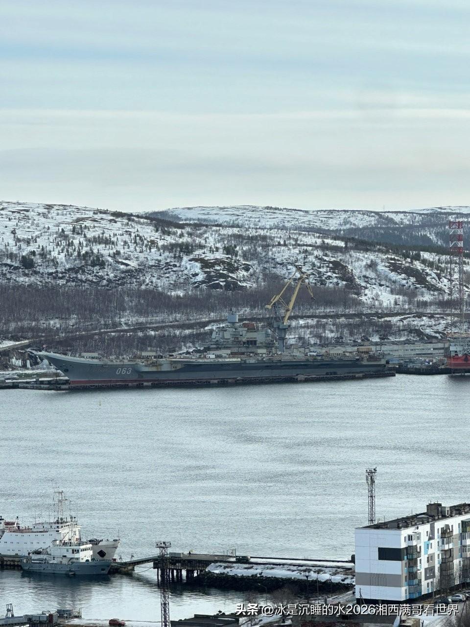转发分享一张最新的俄罗斯海军“库兹涅佐夫”号还在维护升级的照片 。尽管去年俄罗斯