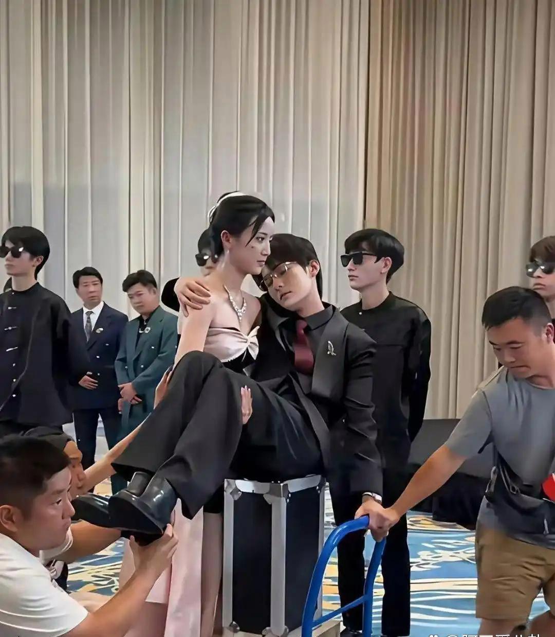 短剧里抱‏男主的镜头，⁠原﻿‎来是这样拍﻿﻿出来的，没想到‎吧！ 
