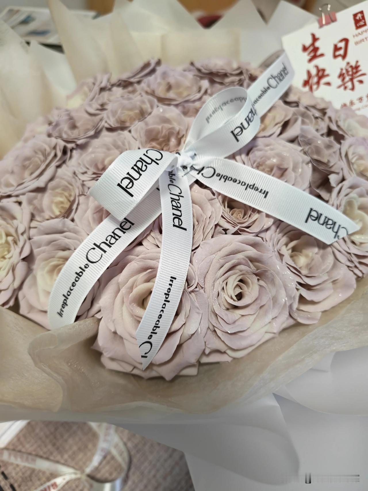 结婚20多年了，老公还买花为我庆祝生日，虽然有点儿心疼钱，其实心里还是挺高兴的。