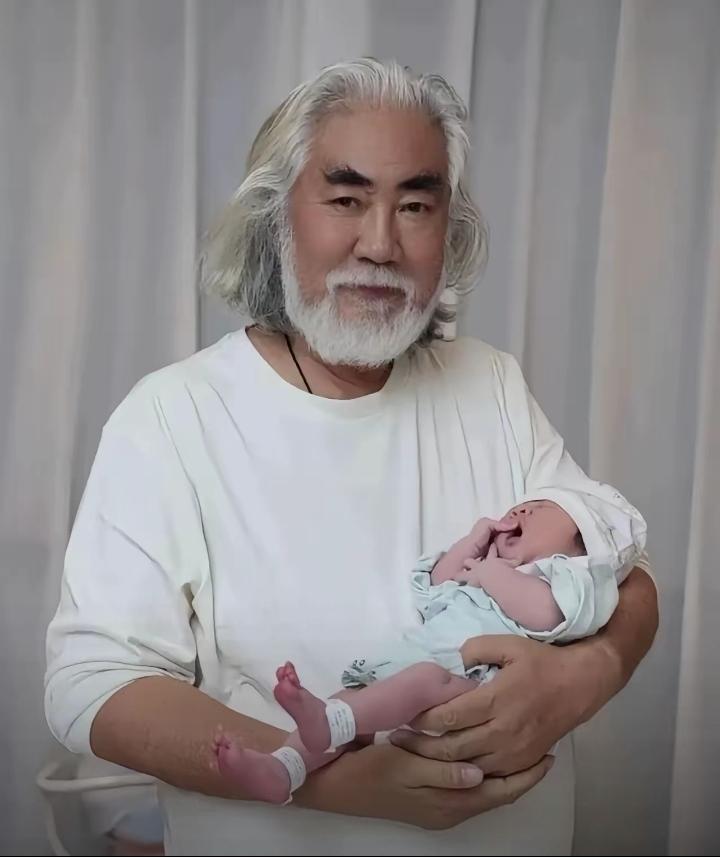 大导演张纪中75岁高龄了还在追生孩子，那些不想生孩子的年轻人看到后会不会感到自愧