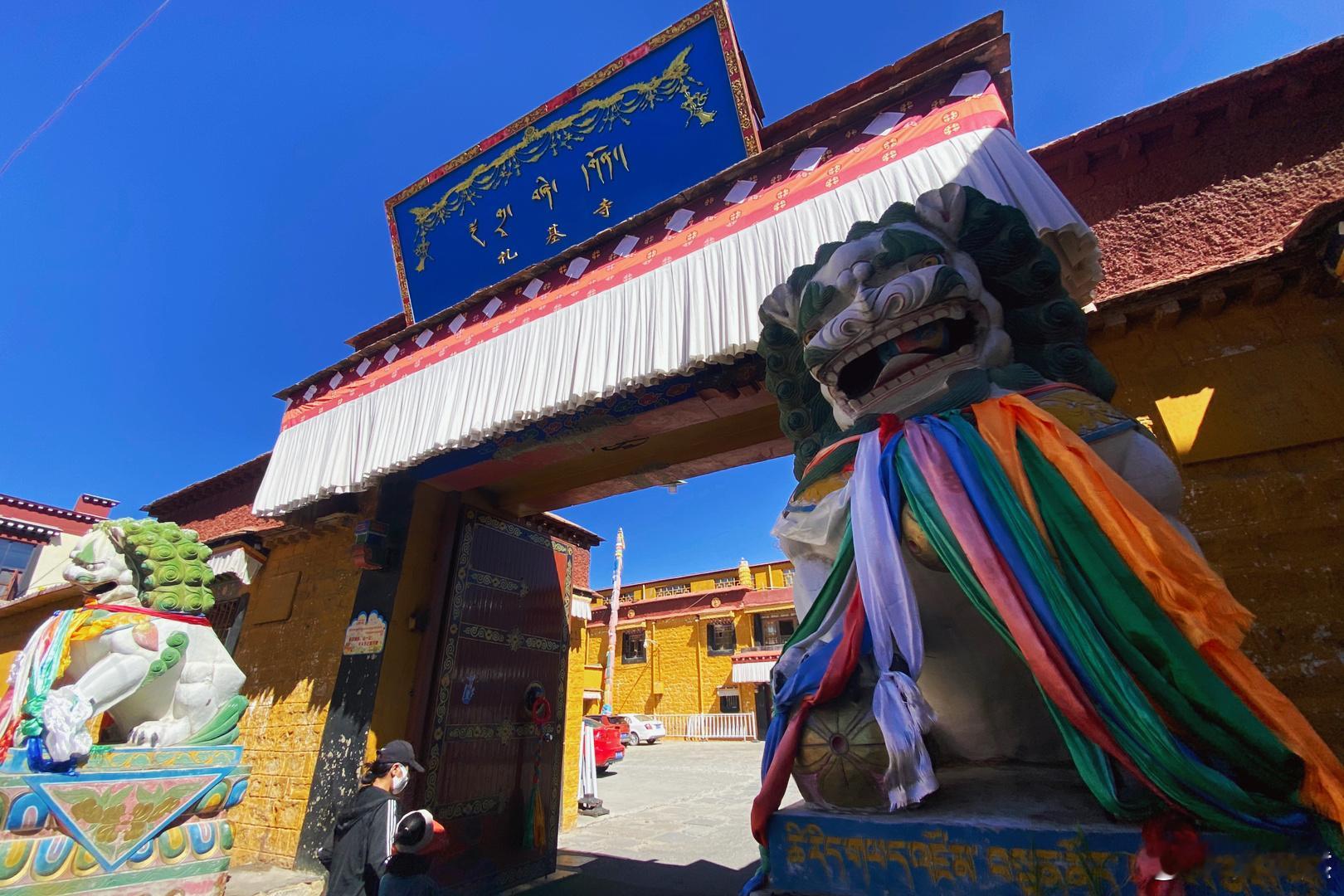 在西藏拉萨，有一座充满神秘色彩的扎基寺，它被誉为神奇的财神庙。民间有流传着独特的