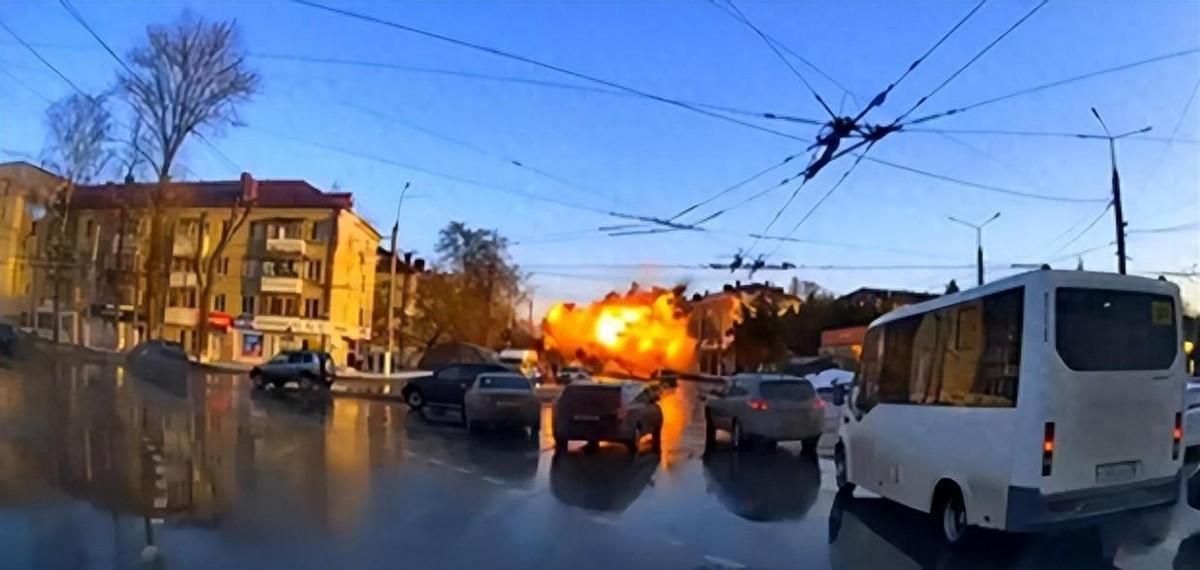 3 月 10 日傍晚，乌克兰对俄罗斯本土发动了两起极具破坏力的突袭。先是炸毁了作