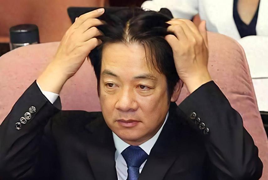 在捷运看理财课竟被诬告成“共谍”？绿营政客连番上演的乌龙闹剧，彻底撕下了民进党大