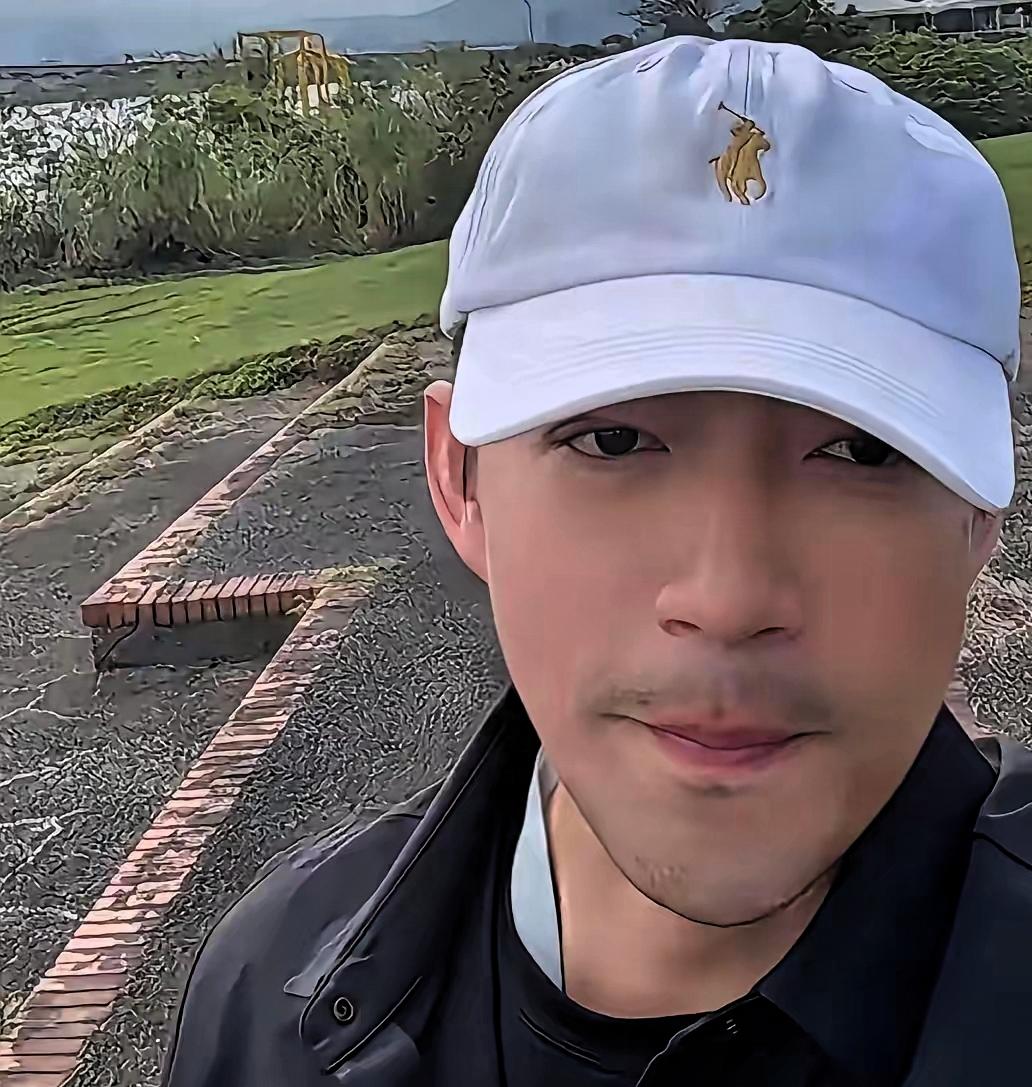 公众人物家事被议论，母亲贡献被贬低，市场反应很强烈。
那个有名的人，他对外说的好