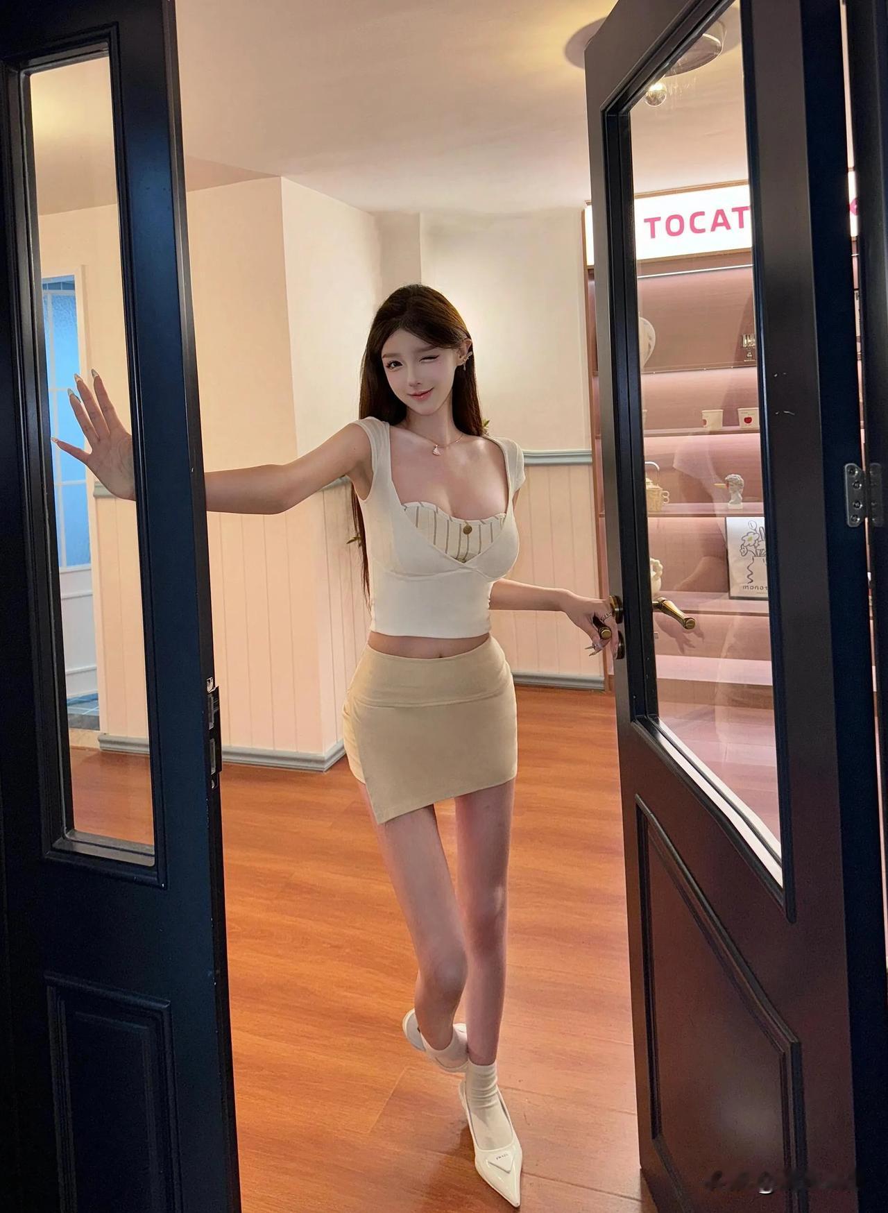 美人含笑倚窗纱，轻移莲步舞翩翩#谁家玉女俏容颜# #红颜美女风彩# #美景如画俏