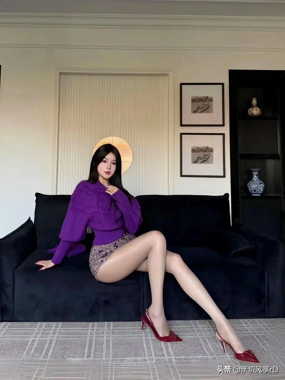 想象一下，一位优雅的紫衣少女，姿态万千地坐在黑沙发上，那画面简直绝了。就像张予曦