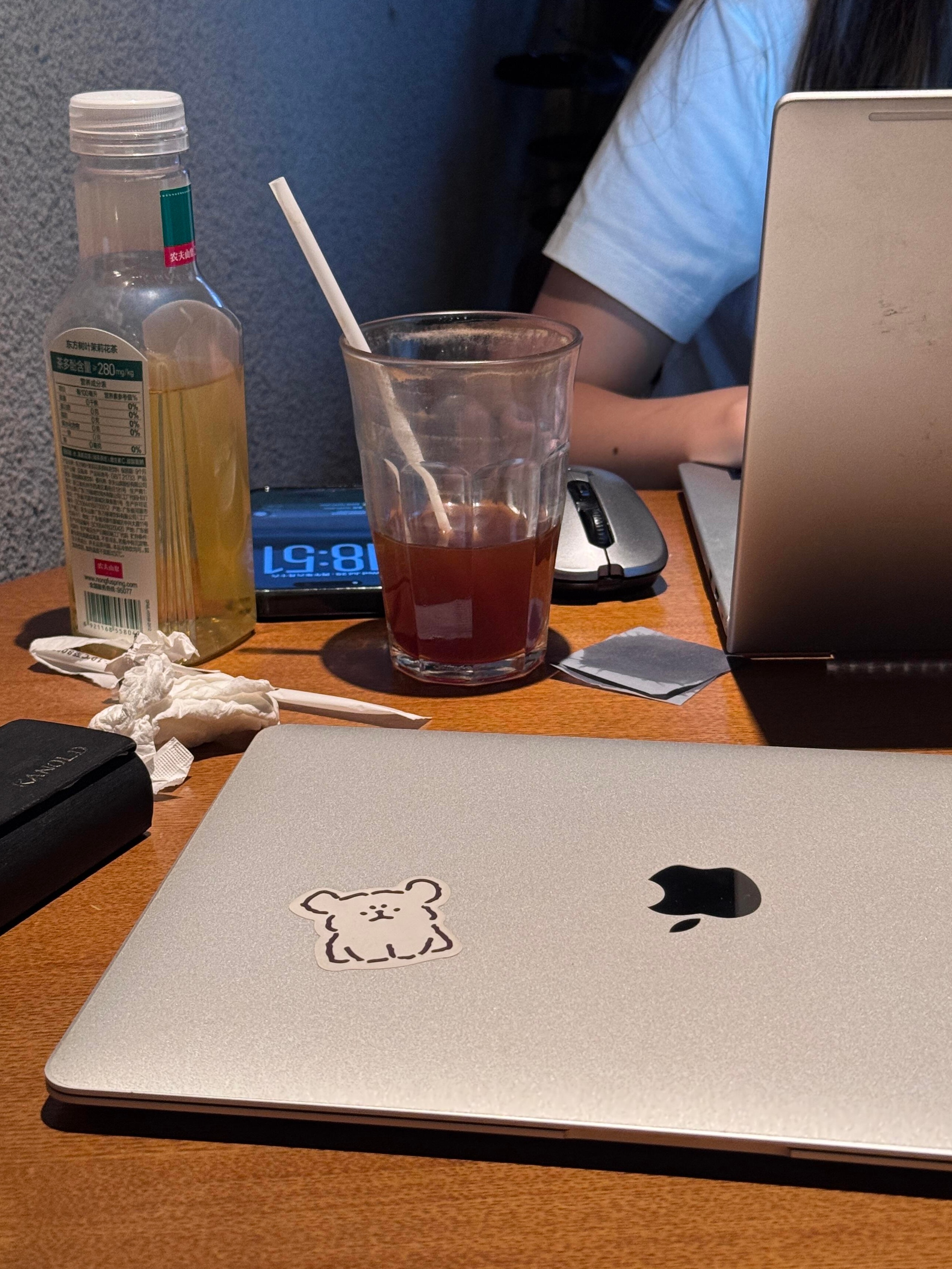 小时候特别不理解,有手有脚的人为什么不去工作,我现在理解了,小时候还是话多了。 