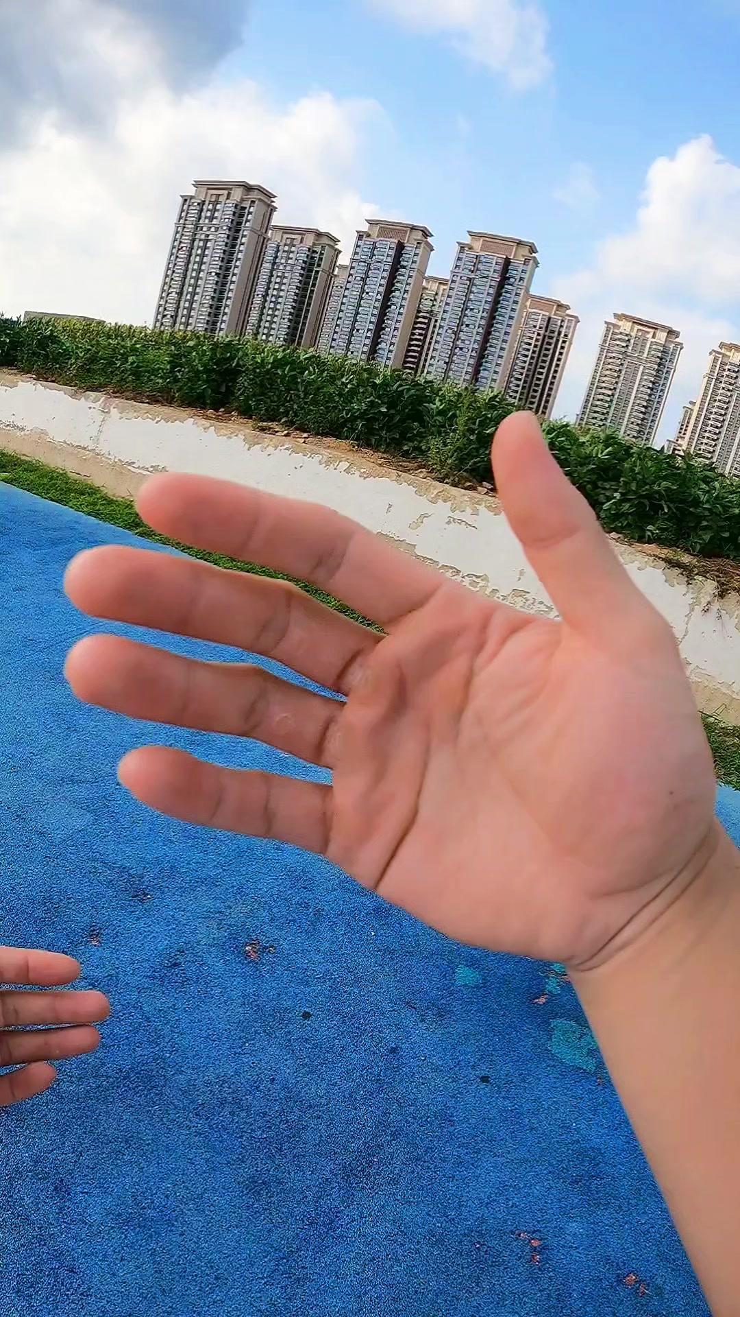 当陌生小孩遇上“穿越儿子”，场面一度很混乱😂
27岁的我突然拉住一个小男孩喊“