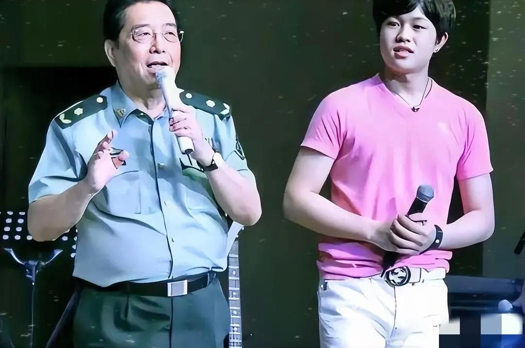 李双江父子的合影，有消息说小李去了美国。