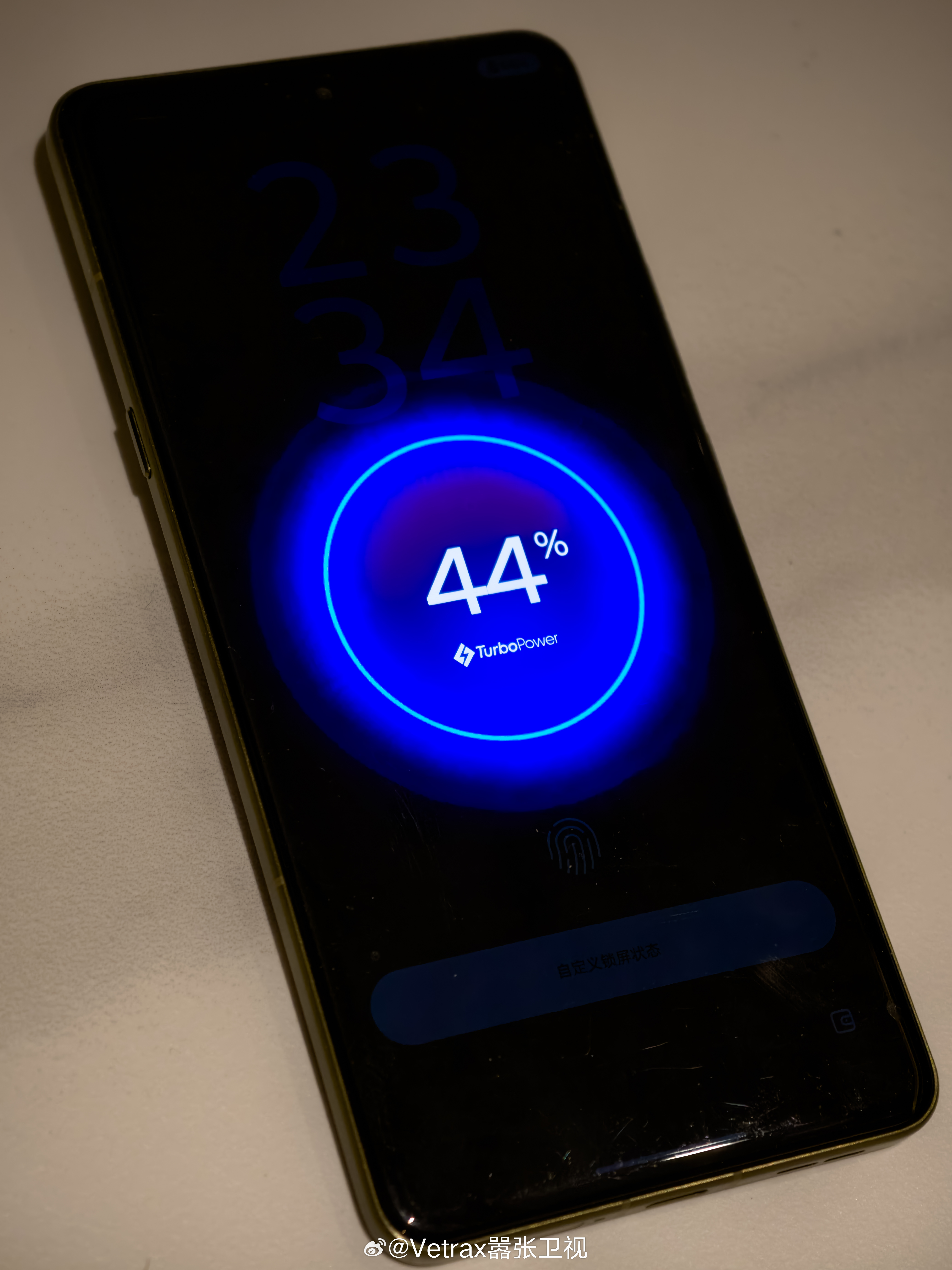 现在的酒店设施都这么好的么（一家 IHG 旗下的假日），床头桌上不仅有无线充电，