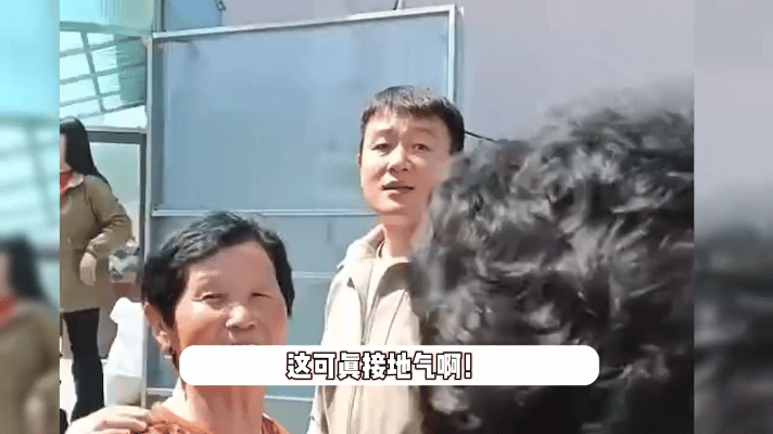 近日，有网友在大同云冈石窟等景点偶遇佟大为一家。46岁的佟大为穿着休闲装，身姿笔
