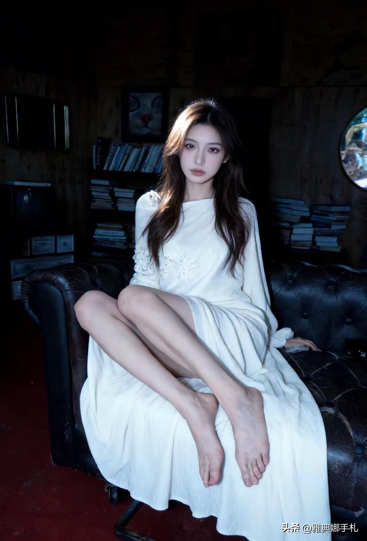 清冷系女生一定给我们的就是疏离感么？
——根本不是，而是把女孩的冰清玉洁体现得更