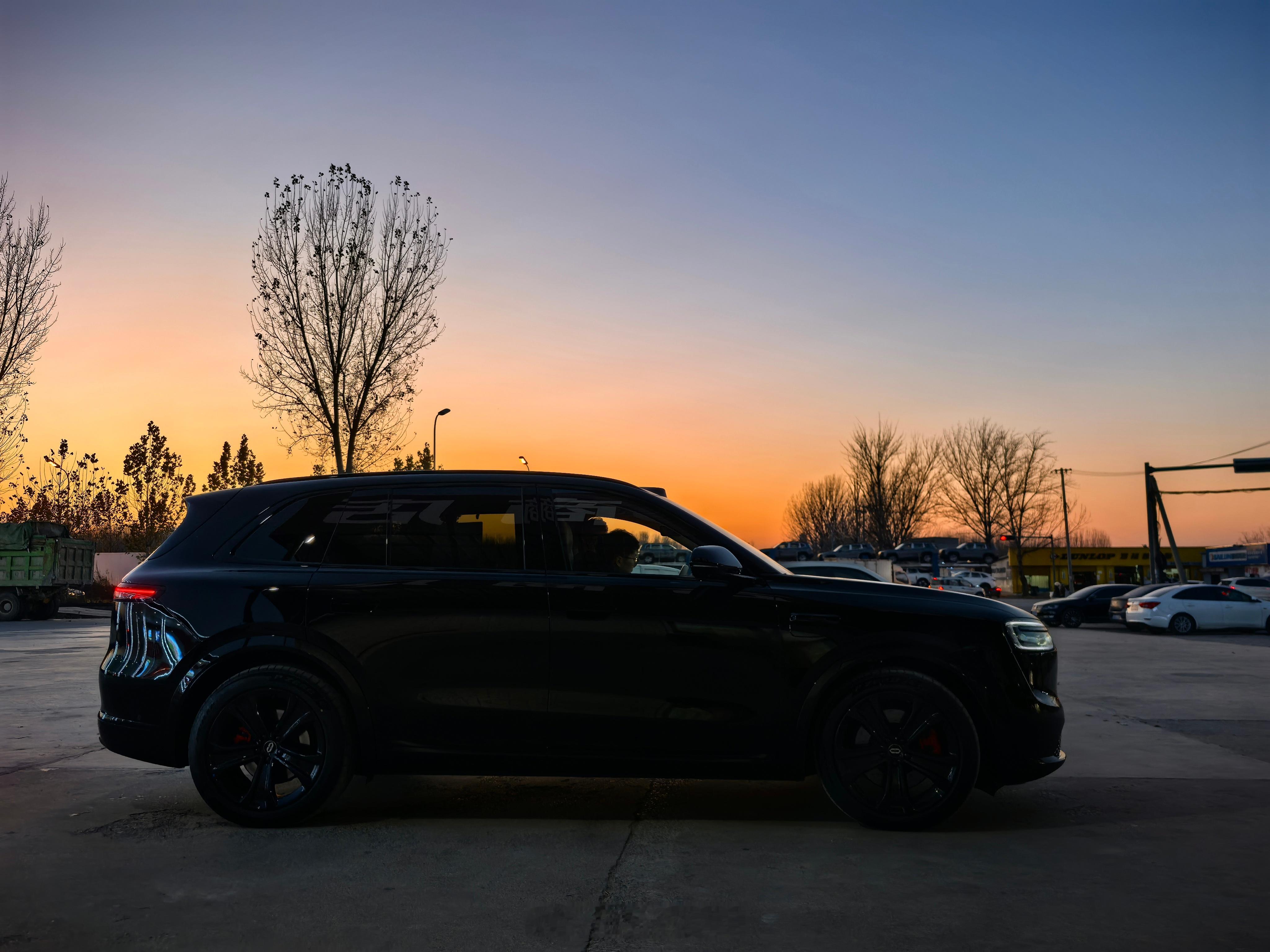 问界11月交付新车超5万台整个鸿蒙智行11月8万多台，含金量很高了。不过赛力斯一