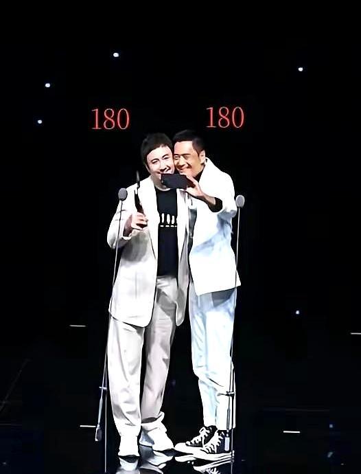 沈腾一脚踩出3厘米，周润发赤脚站成标尺。
 
你刷到那张同框照没？沈腾肩线压过发