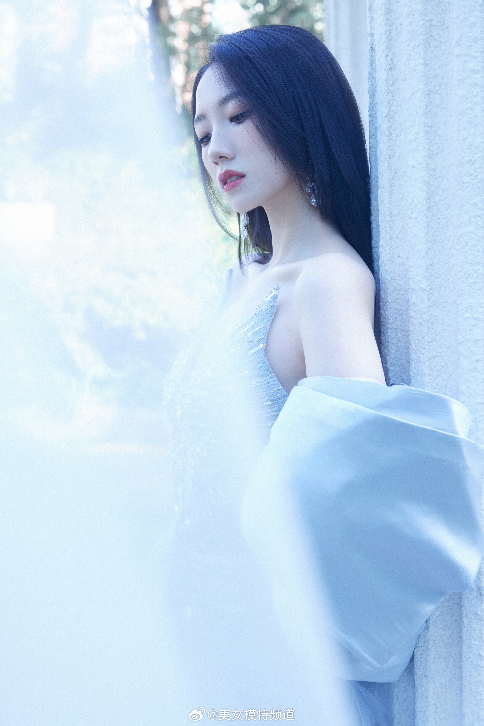 孟美岐淡蓝色彩穿搭大片 