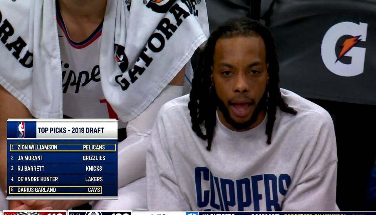 顶级天赋的尽头，有时只是一把冰冷的板凳。
 
3月1日快船大胜鹈鹕的第四节末。镜