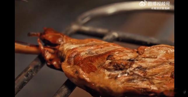 90岁正是吃羊腿刺身的年纪太平年  笑到捶桌！胡思进 90 岁递儿子生羊腿，儿子