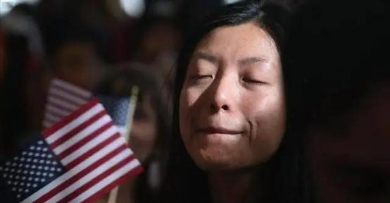 一位美国华人表示，华人精英移民到美国之后，不出两代，基本上都成为普通人。

华人