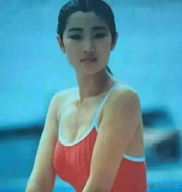 年轻时灵气鲜活，年长后气场愈发醇厚，岁月只会沉淀她的韵味，丝毫没有过气痕迹。
