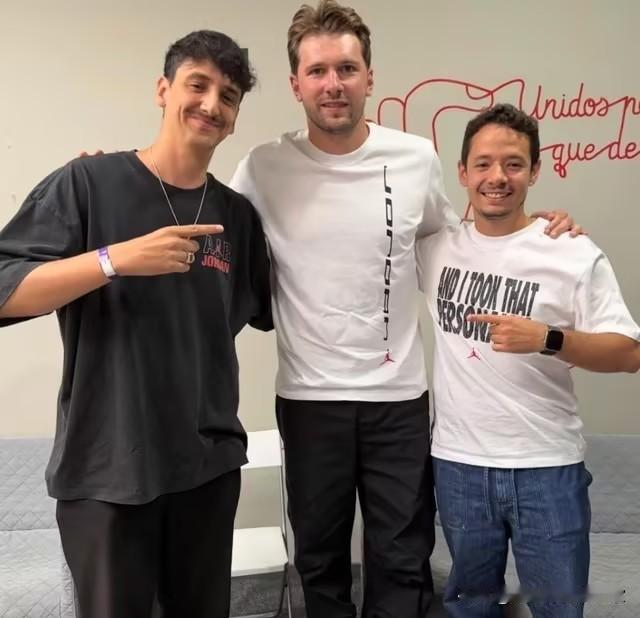 东契奇近照曝光！又瘦了！新发型帅气逼人，网友：这回真·高富帅！

刚刚过去的这个