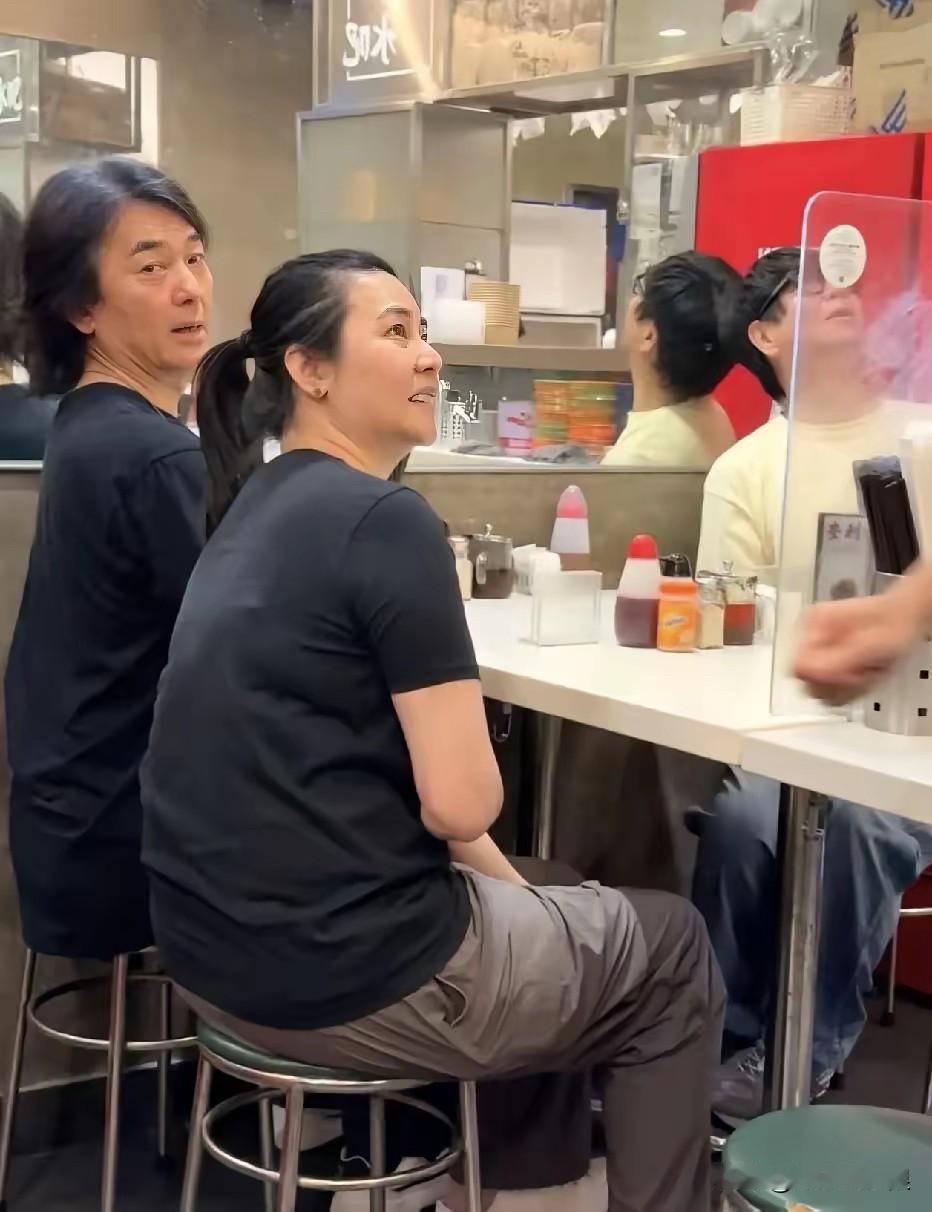 郑伊健与蒙嘉慧真实的像路人！

网友偶遇郑伊健和蒙嘉慧下馆子，这两人也太真实了，