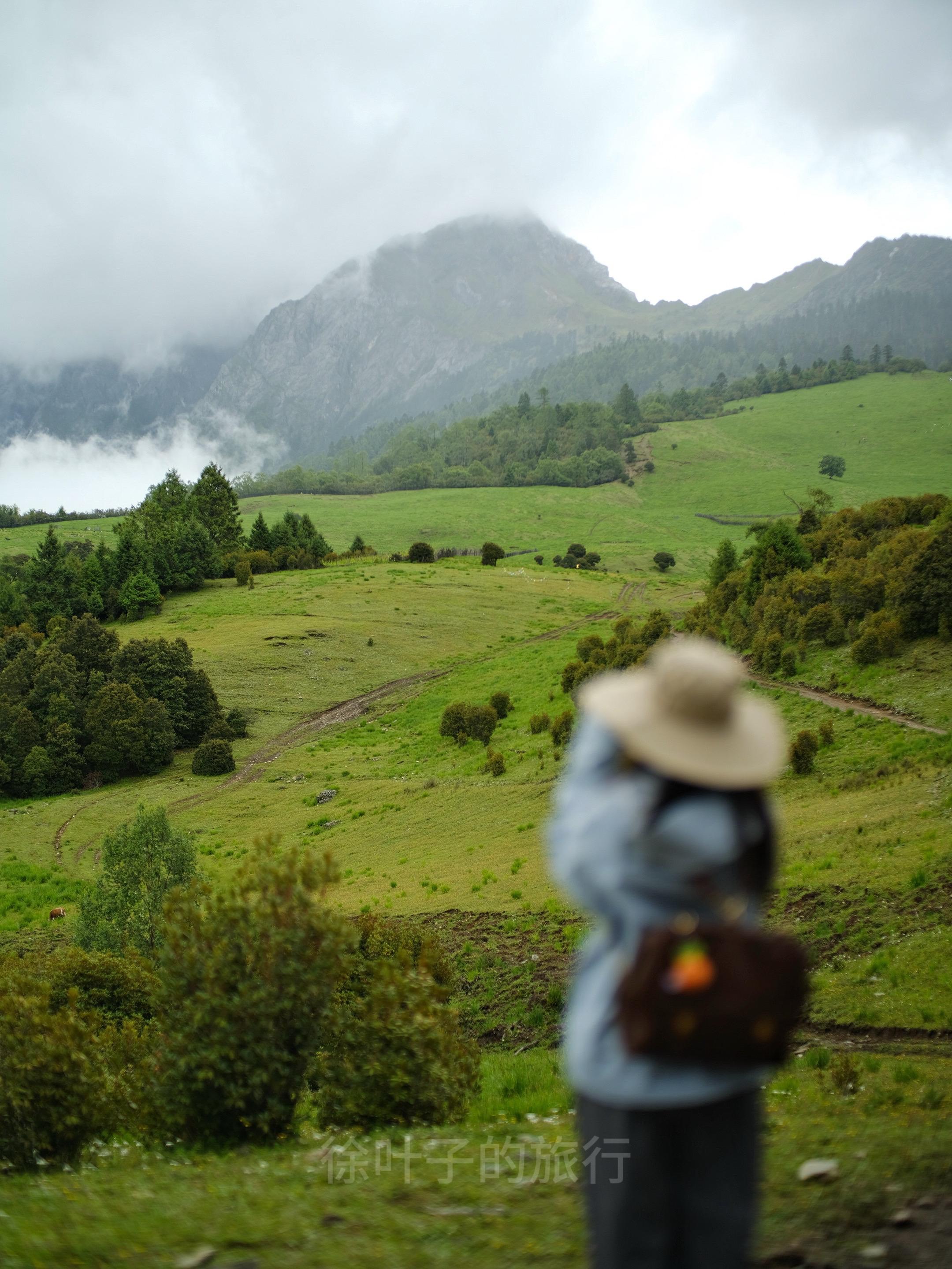 旅拍摄影师/富士中画幅下的老药山。拍照越久，越喜欢干净简单的色调和构图...