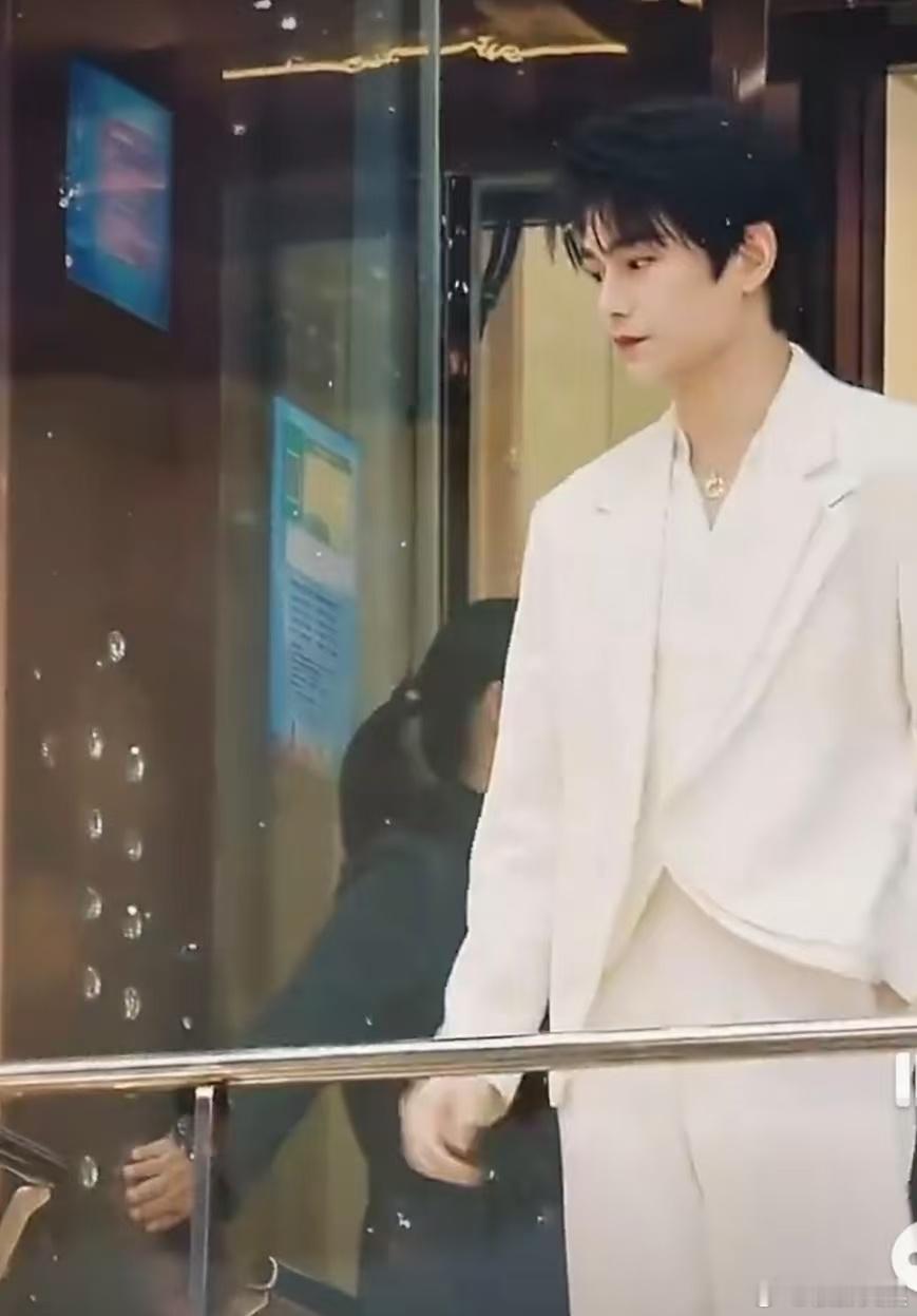 丁禹兮电梯出场大片丁禹兮上海老凤祥活动丁禹兮电梯出场大片，好帅，绝啦 