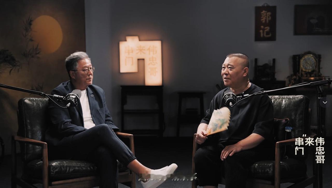 郭德纲和妻子离婚后，就将郭麒麟留给了爷爷奶奶带着，自己则外出打拼。

等到自己生