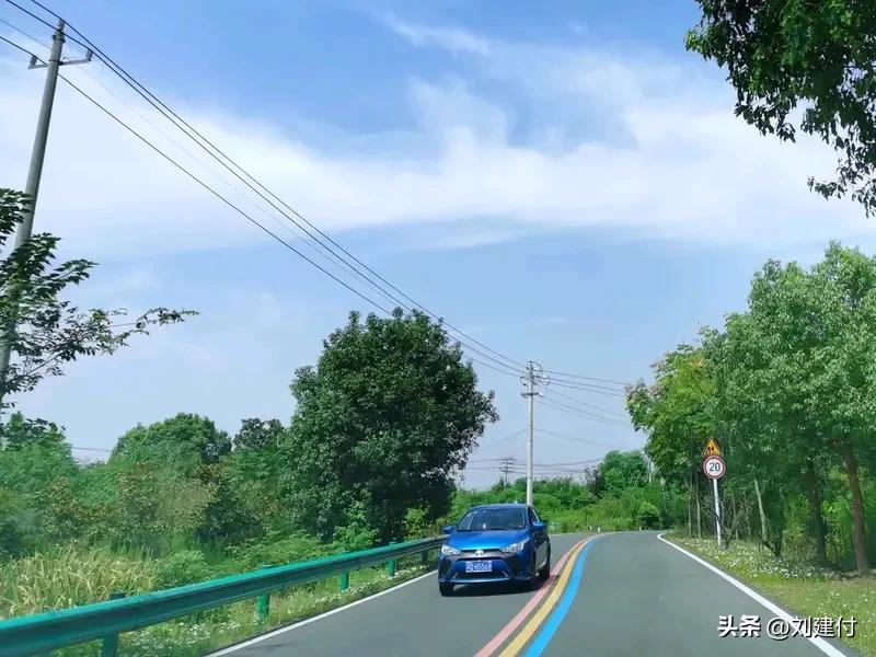 男子花7万买吉利星愿 充满电要9小时 男子花7万买吉利星愿，充满电要9小时。近日