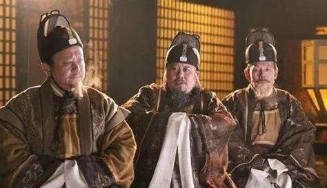 公元265年，司马炎逼曹魏末帝禅位，建立西晋。十五年后灭东吴，结束了三国近百年的
